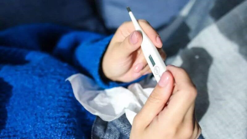 Sốt có thể gặp trong các biến chứng áp xe quanh thận và nhiễm trùng huyết