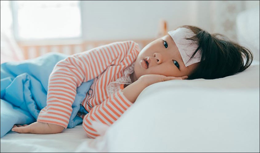 Trẻ sốt kéo dài cơ thể mệt mỏi 