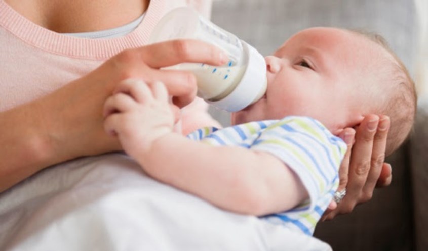 Chọn bình sữa phù hợp với độ tuổi của bé và điều kiện kinh tế của mẹ