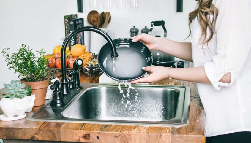 Nên rửa chén ngay sau khi ăn, không ngâm lâu trong bồn rửa Nên rửa chén ngay sau khi ăn, không ngâm lâu trong bồn rửa