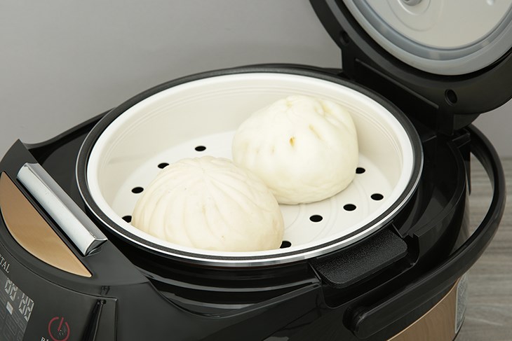 Sản phẩm được trang bị thêm các phụ kiện như muỗng xới cơm, xửng hấp,...