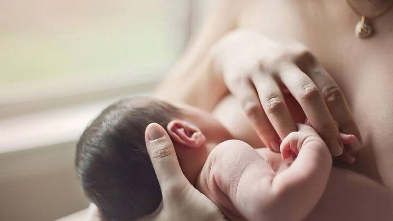 Trẻ nhỏ có thể bù nước bằng việc tăng số lần bú mẹ trong ngày Trẻ nhỏ có thể bù nước bằng việc tăng số lần bú mẹ trong ngày