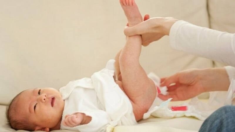 Đi ngoài lẫn máu ở trẻ có thể là triệu chứng của bệnh lồng ruột Đi ngoài lẫn máu ở trẻ có thể là triệu chứng của bệnh lồng ruột