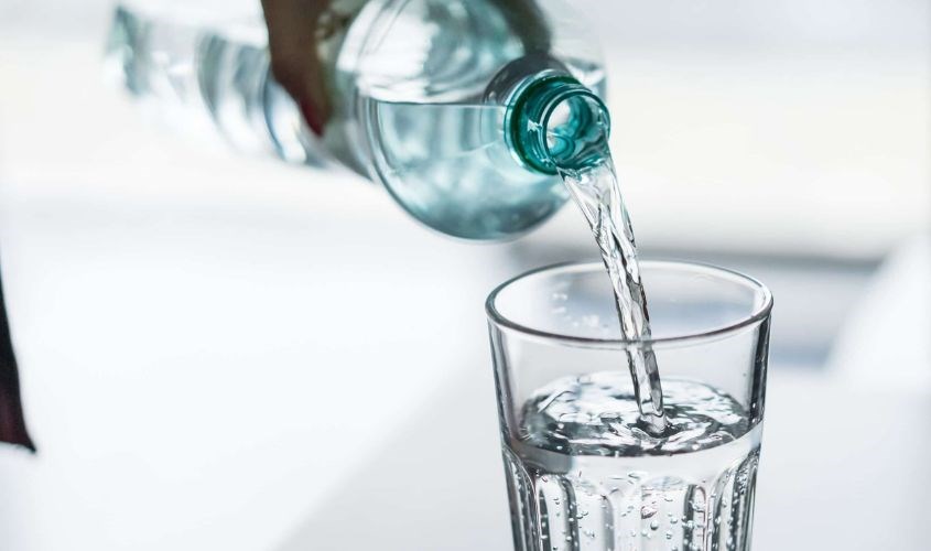 Nước tính khiết sạch, an toàn cho cơ thể Nước tinh khiết sạch, an toàn cho cơ thể nhưng có khả năng làm mất cân bằng điện giải