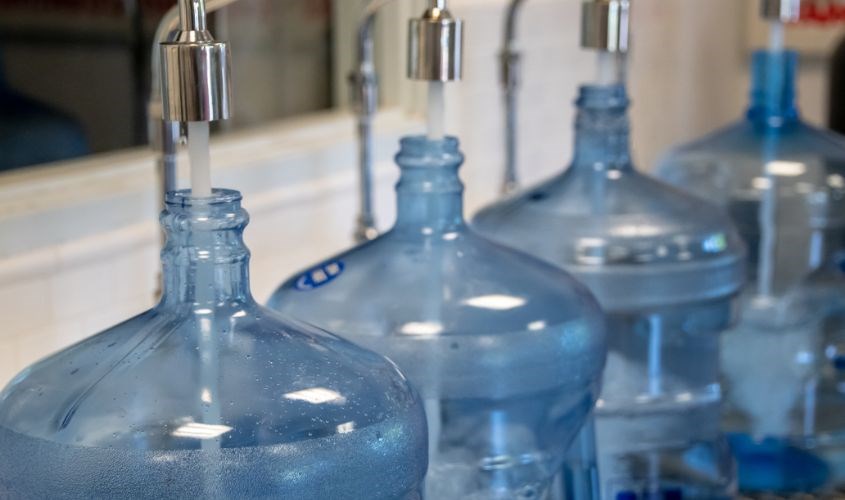 Nước cất cần trải qua quá trình phân tách vật chất để làm sạch, an toàn khi sử dụng Nước cất cần trải qua quá trình phân tách vật chất để làm sạch, an toàn khi sử dụng