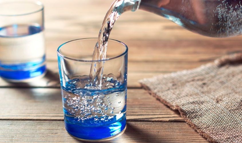 Nước cất dễ dàng được lọc sạch chất bẩn và có thể đem vào sử dụng rộng rãi Nước cất dễ dàng được lọc sạch chất bẩn và có thể đem vào sử dụng rộng rãi