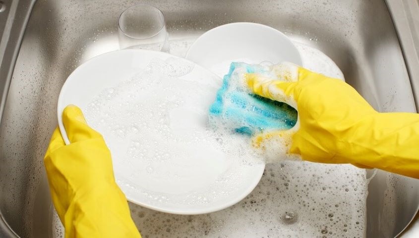 Đeo găng tay khi rửa chén để bảo vệ da tay Đeo găng tay khi rửa chén để bảo vệ da tay