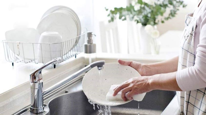 Tráng nước qua loa sau khi rửa Tráng nước qua loa sau khi rửa
