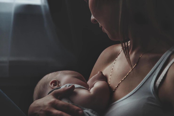 Mẹ chú ý đến tiếng nuốt sữa của trẻ để biết chất lượng cữ bú. Ảnh: freepik