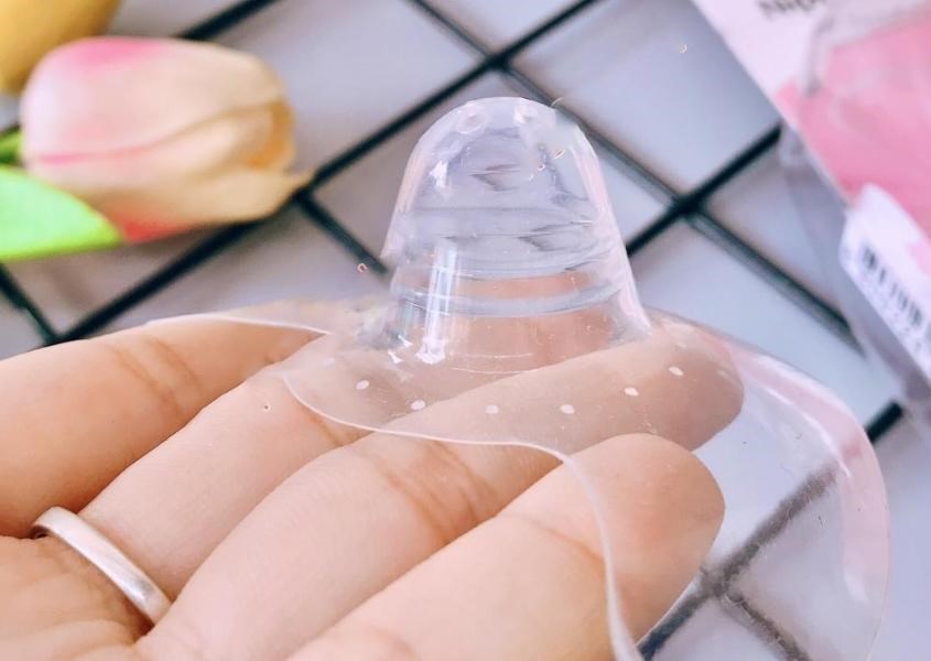 Mẹ có thể sử dụng núm trợ ti để giảm tình trạng ê buốt khi cho con bú