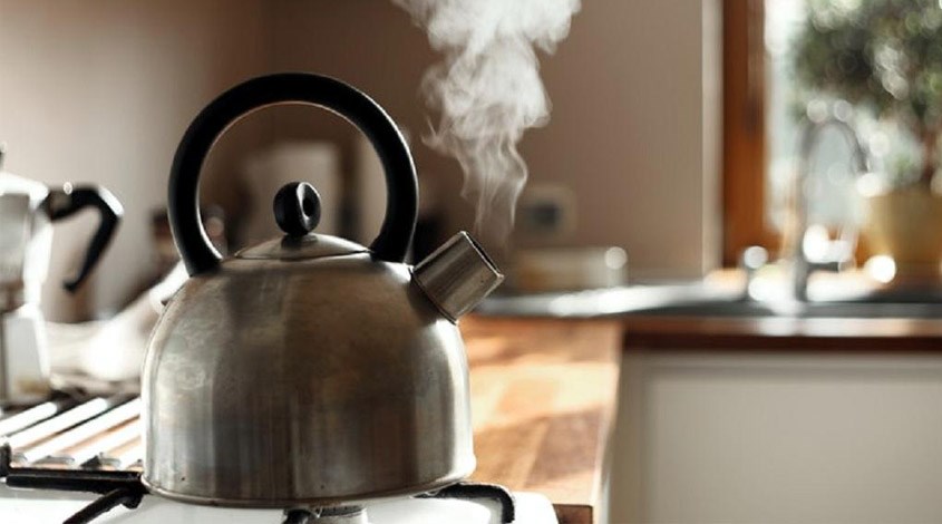 Nước pha sữa cần được đun sôi trong 5 phút rồi để nguội đến khoảng 40-50 độ C