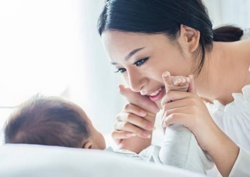 Nói chuyện với trẻ thường xuyên. Nguồn từ indianexpress