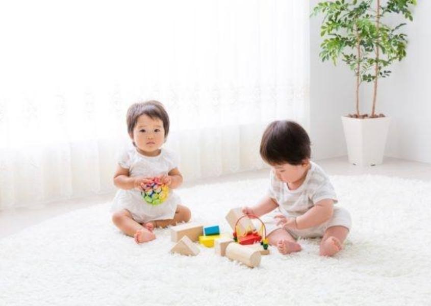 Giúp trẻ phát triển não bộ bằng cách khuyến khích bé chơi đồ vật.