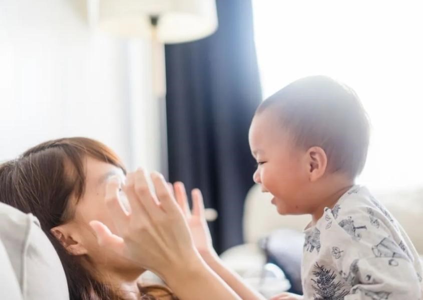 Chơi ú òa cùng với trẻ. Nguồn từ newfolks