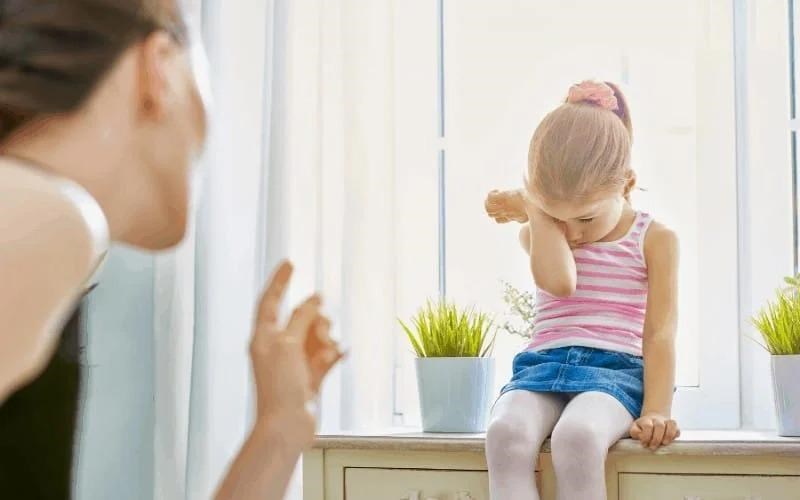 Cha mẹ độc đoán khiến con xấu hổ để buộc con tuân theo quy tắc. Nguồn ảnh: kingdomofbaby