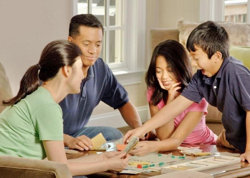 Ba mẹ có thể cùng con giải các câu đố vui để giúp con làm quen với phương pháp STEAM