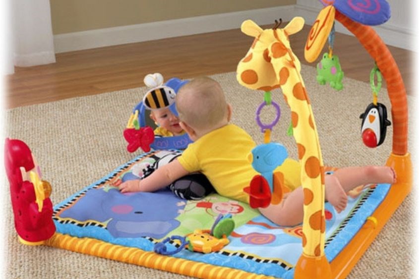 Chơi đồ chơi sẽ giúp trẻ sơ sinh phát triển trí tuệ. Ảnh: Freepik