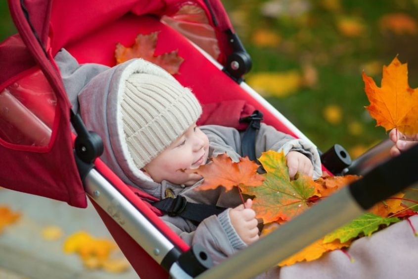 Chọn xe đẩy làm quà đầy tháng cho bé gái. Anh: iStock