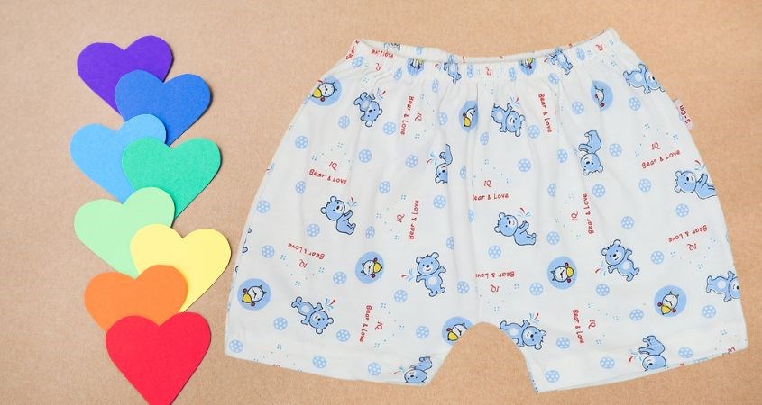 Quần sơ sinh đùi màu trắng gấu xanh là một trong những dòng sản phẩm của IQ Baby
