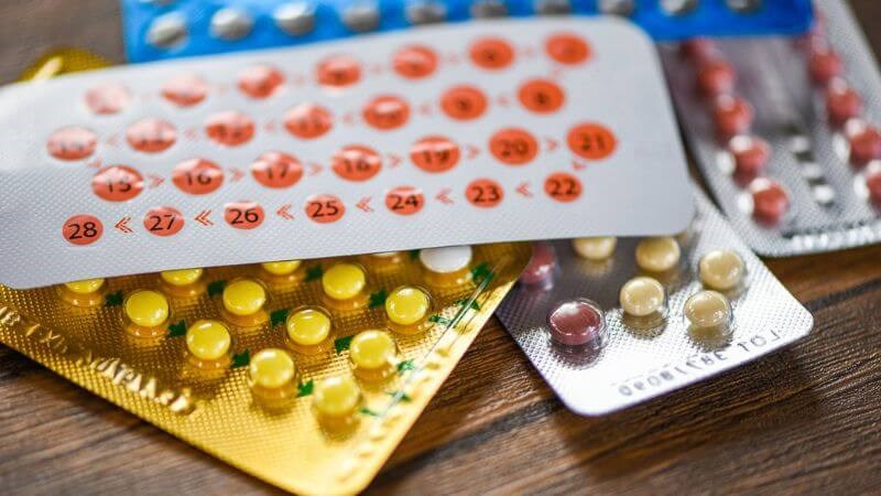Sử dụng thuốc tránh thai thường xuyên có thể gây ra khí hư màu vàng sinh lý