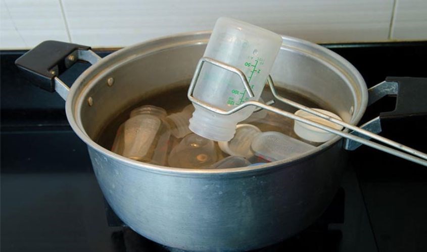 Mẹ có thể thoải mái cho bình vào lò vi sóng hay luộc bình bằng nước sôi mà không làm ảnh hưởng đến chất lượng của bình