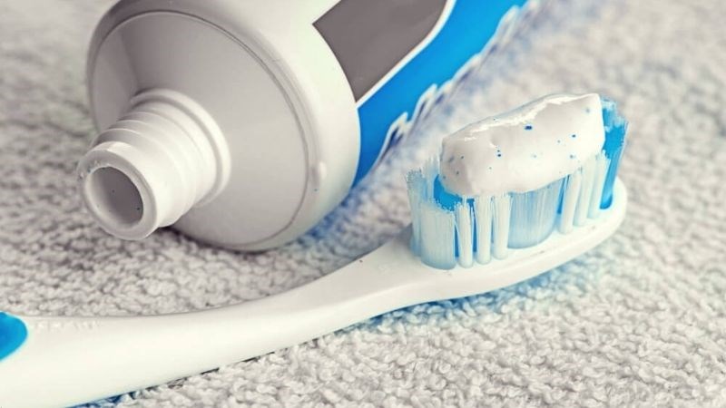 Đánh răng bằng kem đánh răng có florua là biện pháp phòng ngừa sâu răng cơ bản Đánh răng bằng kem đánh răng có florua là biện pháp phòng ngừa sâu răng cơ bản