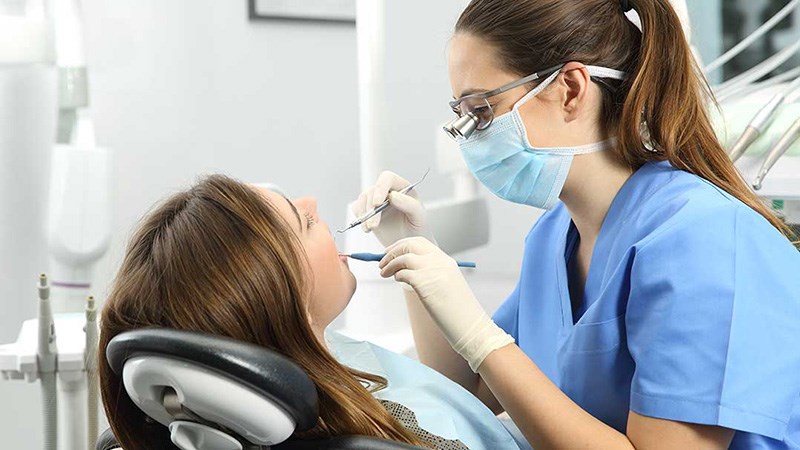 Hãy đến gặp nha sĩ càng sớm càng tốt để được kiểm tra và điều trị kịp thời