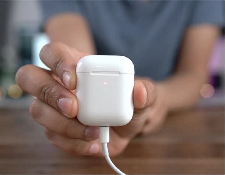 AirPods 2 tuy có cổng sạc Lightning nhưng vẫn thuận tiện vì cùng cổng sạc với iPhone