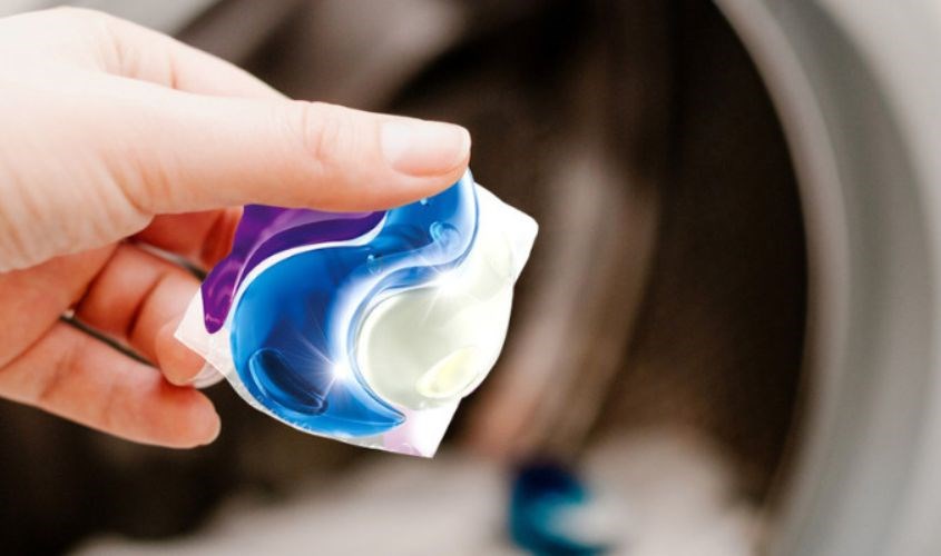 Viên giặt quần áo có thiết kế dạng viên nhỏ, được bao bọc bởi một lớp phim mỏng