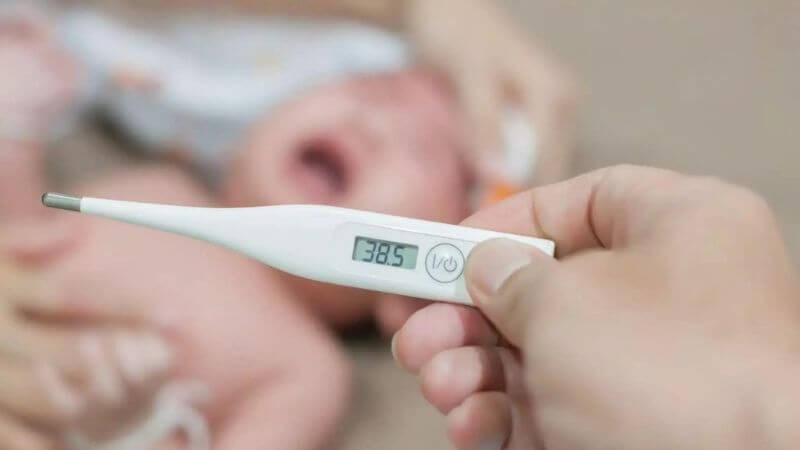 Trẻ dưới 3 tháng tuổi có sốt cao trên 38 độ C cần đến khám bác sĩ