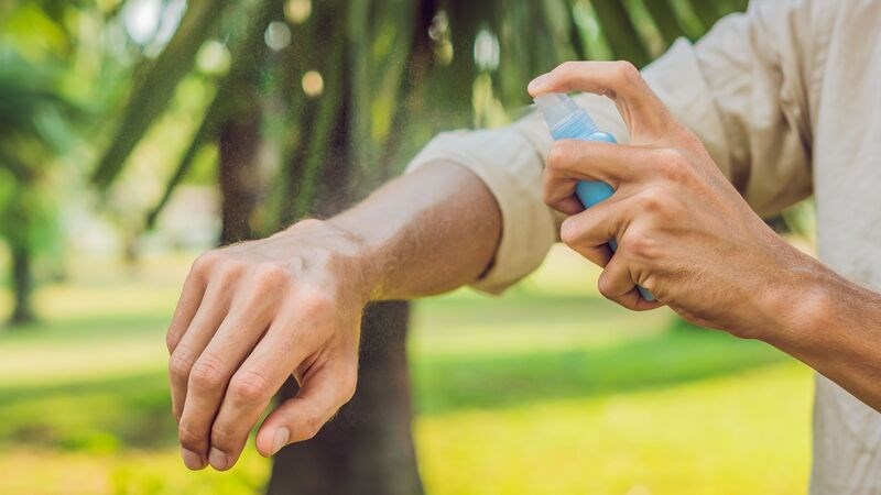 Xịt côn trùng để tránh tình trạng muỗi đốt và nhiễm bệnh vào ban đêm Xịt côn trùng để tránh tình trạng muỗi đốt và nhiễm bệnh vào ban đêm