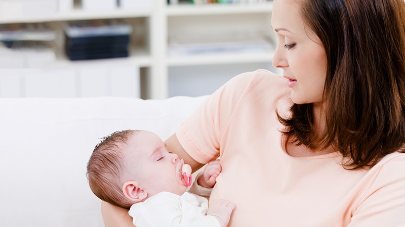 Bạn có thể thử sử dụng núm vú giả để giảm nguy cơ SIDS cho con.