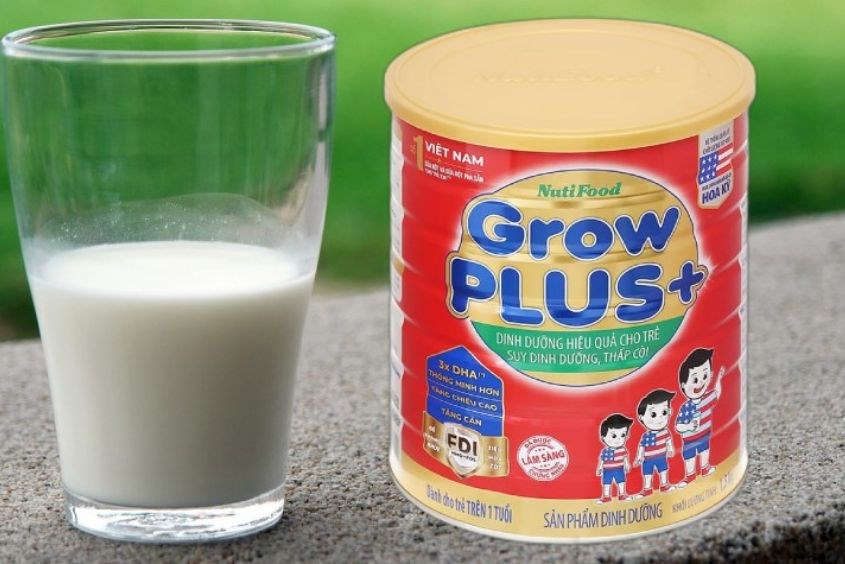 Dùng sữa bột để nấu bữa sáng cho bé 11 tháng