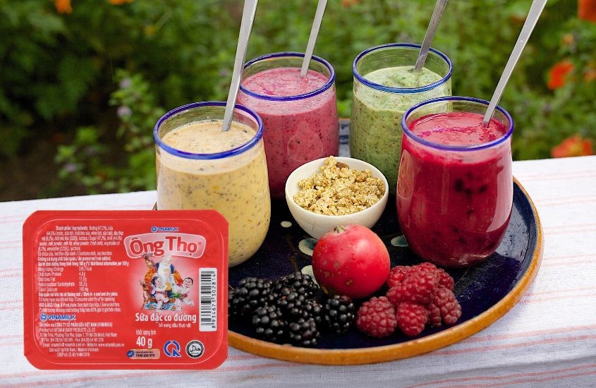 Sử dụng sữa đặc Vinamilk Ông Thọ đỏ hộp 40g để xay sinh tố trái cây