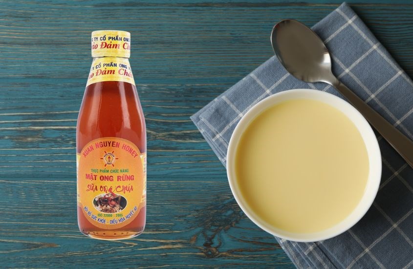 Uống 2 - 3 ly sữa đặc pha với mật ong rừng nguyên chất pha sữa ong chúa Xuân Nguyên 200 ml giúp tăng cân hiệu quả