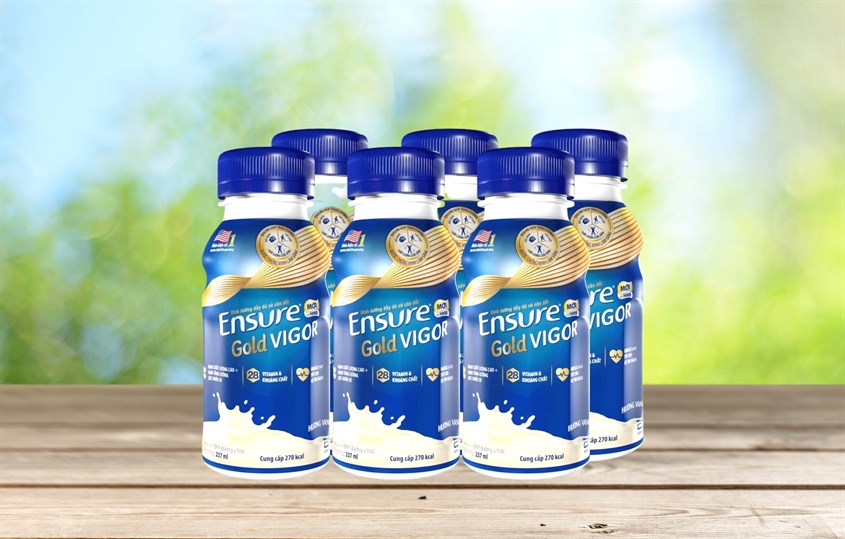 Lốc 6 chai sữa bột pha sẵn Ensure Gold Vigor hương vani 237 ml