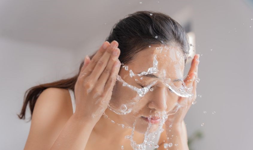 Rửa mặt sạch sẽ bằng nước lạnh 