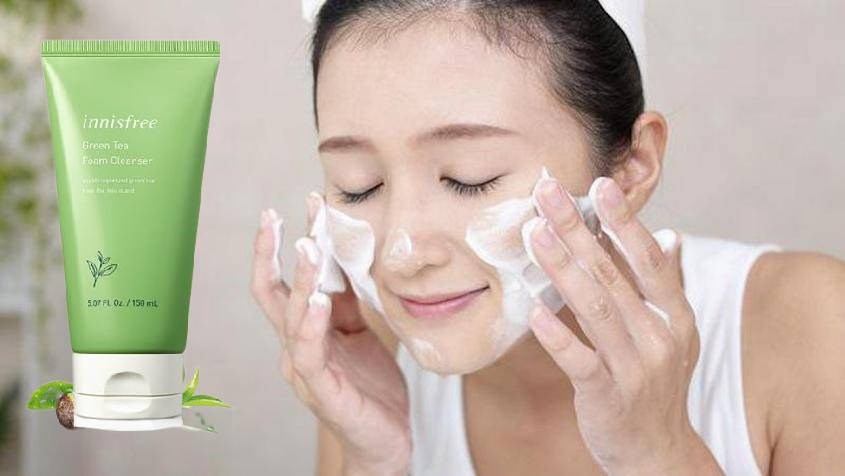 Tạo bọt sữa rửa mặt rồi massage nhẹ nhàng lên da Tạo bọt sữa rửa mặt rồi massage nhẹ nhàng lên da