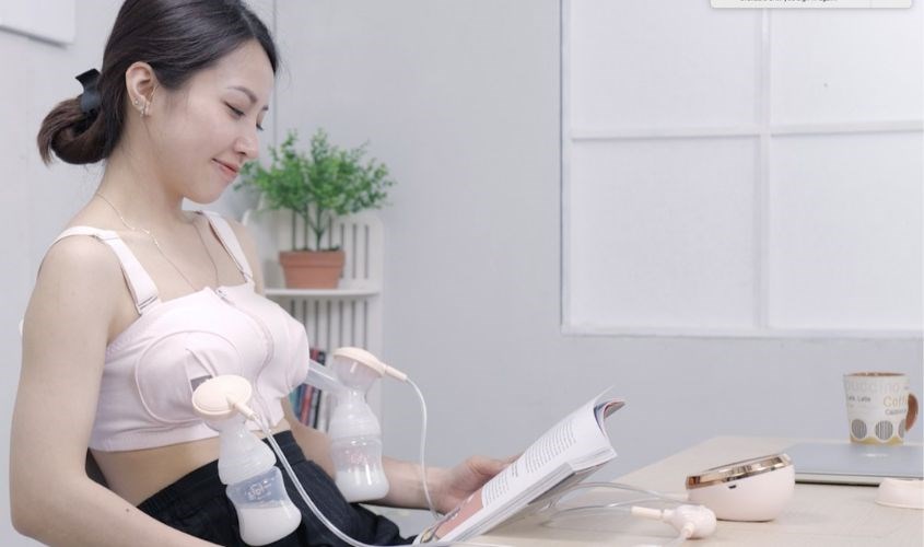 Mẹ chọn tư thế thoải mái nhất và đặt phễu vừa khít với bầu ngực