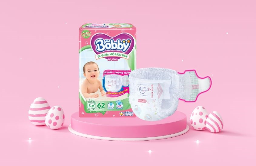 Tã quần mới Bobby sở hữu thiết kế mở một bên hông giúp việc mặc tã trở nên dễ dàng hơn