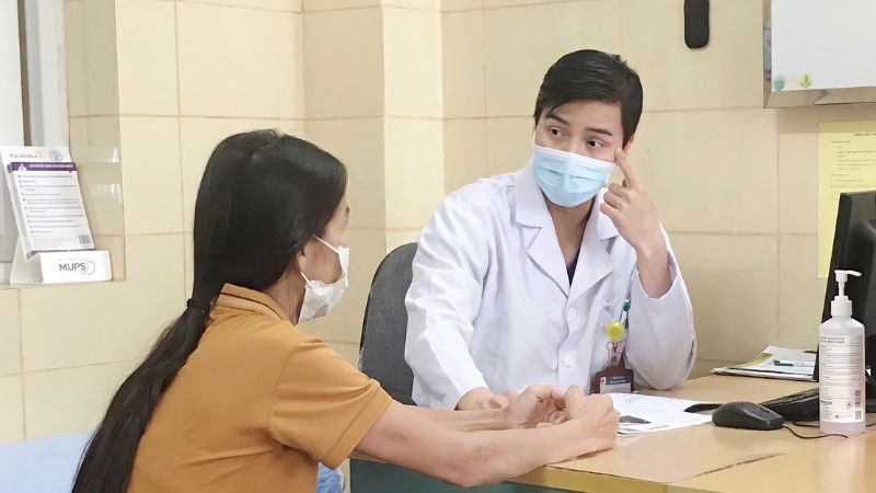 Thông báo cho bác sĩ điều trị để được tư vấn và xử lý kịp thời. Thông báo cho bác sĩ điều trị để được tư vấn và xử lý kịp thời.