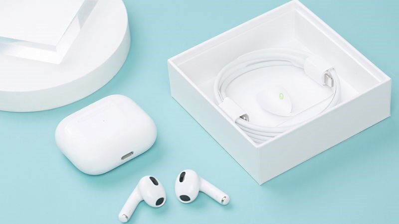 Thiết kế gọn nhẹ, kiểu dáng hướng âm thanh vào tai của tai nghe Bluetooth AirPods 3 Apple MME73 Trắng