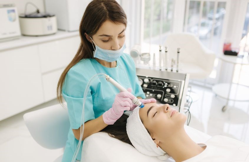 Nên thăm khám bác sĩ da liễu nếu tình trạng mụn vẫn kéo dài