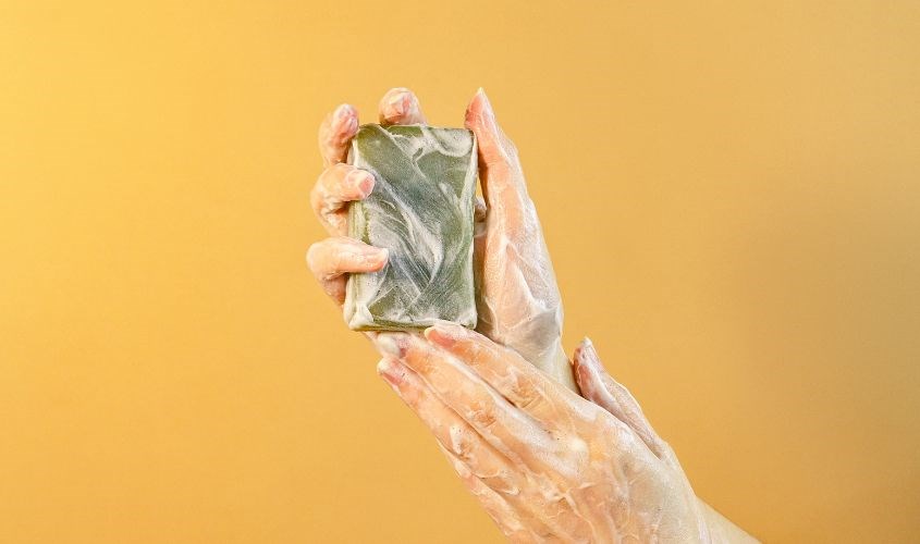 Rửa tay bằng xà phòng dưới nước sạch trong ít nhất 30 giây