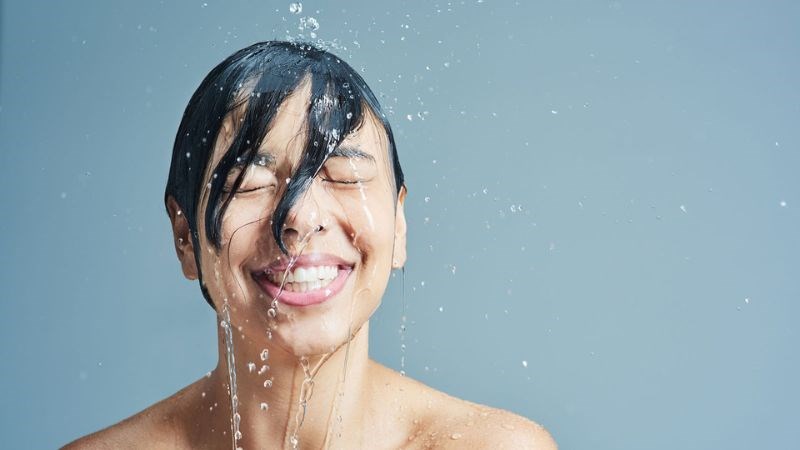 Tắm vào buổi sáng không chỉ giúp vệ sinh cơ thể mà còn là cách tốt nhất để tinh thần bạn tỉnh táo và bắt đầu một ngày mới đầy năng lượng