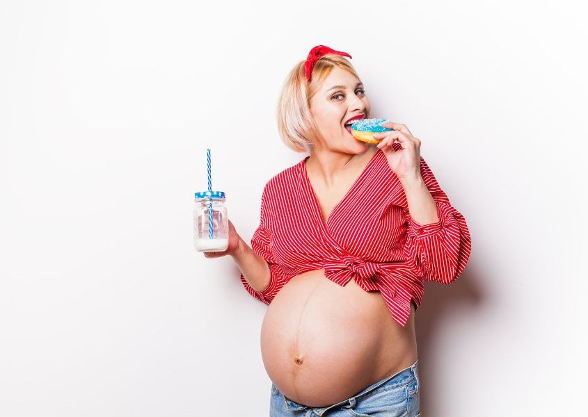 Chú ý kiểm soát cơn thèm ăn và tập thể dục ở lần mang thai thứ hai. Nguồn ảnh: canva