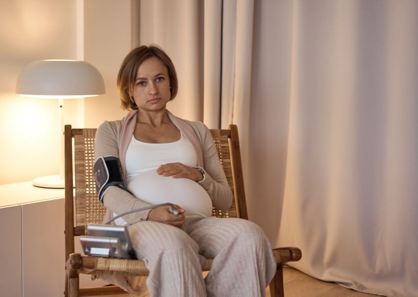 Có nhiều nguyên nhân gây tăng huyết áp thai kỳ. Nguồn ảnh: canva