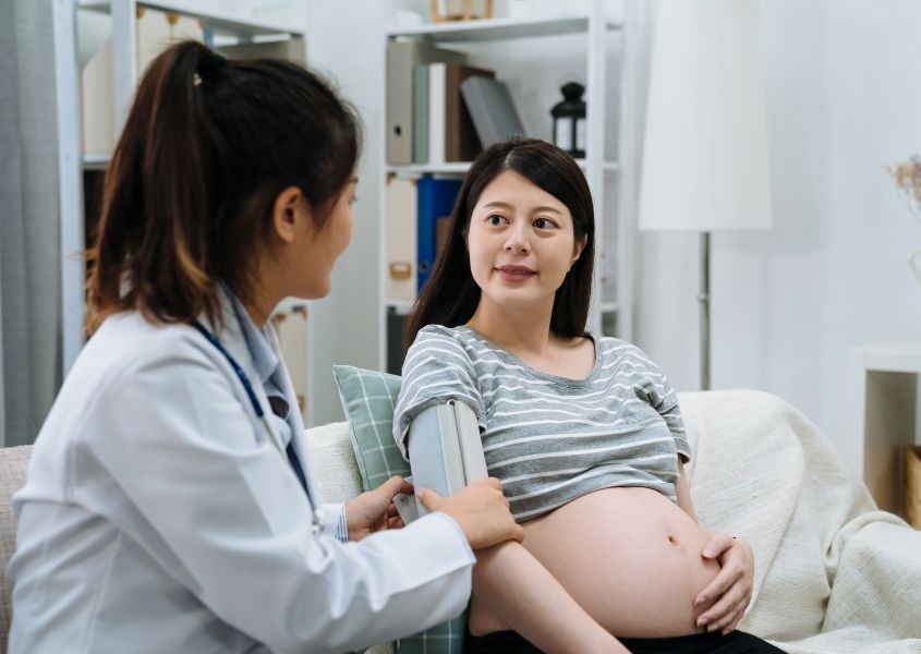 Tăng huyết áp thai kỳ có thể được chẩn đoán bằng cách đo huyết áp. Nguồn ảnh: canva
