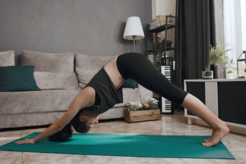 Tập cơ bụng để lấy lại vóc dáng thon gọn. Ảnh: iStock