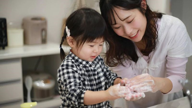 Thường xuyên rửa tay với xà phòng có thể phòng tránh được bệnh tay chân miệng